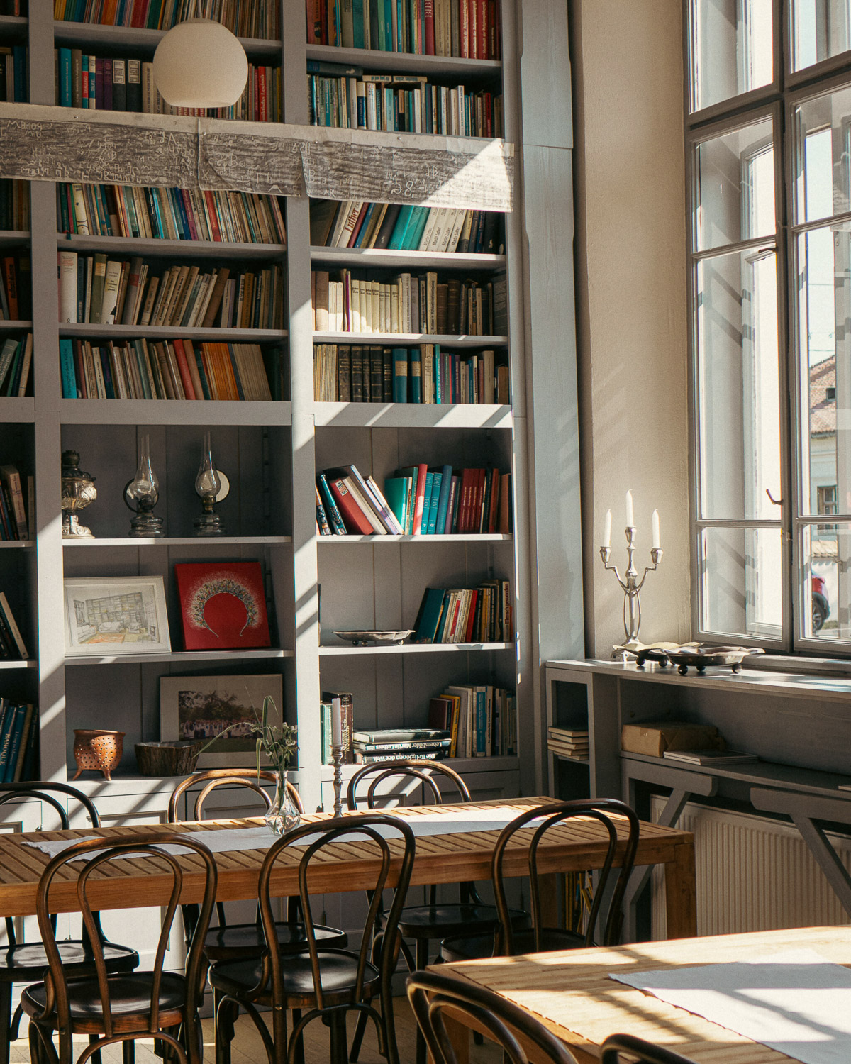 Library and dining room at Cincșor Guesthouses