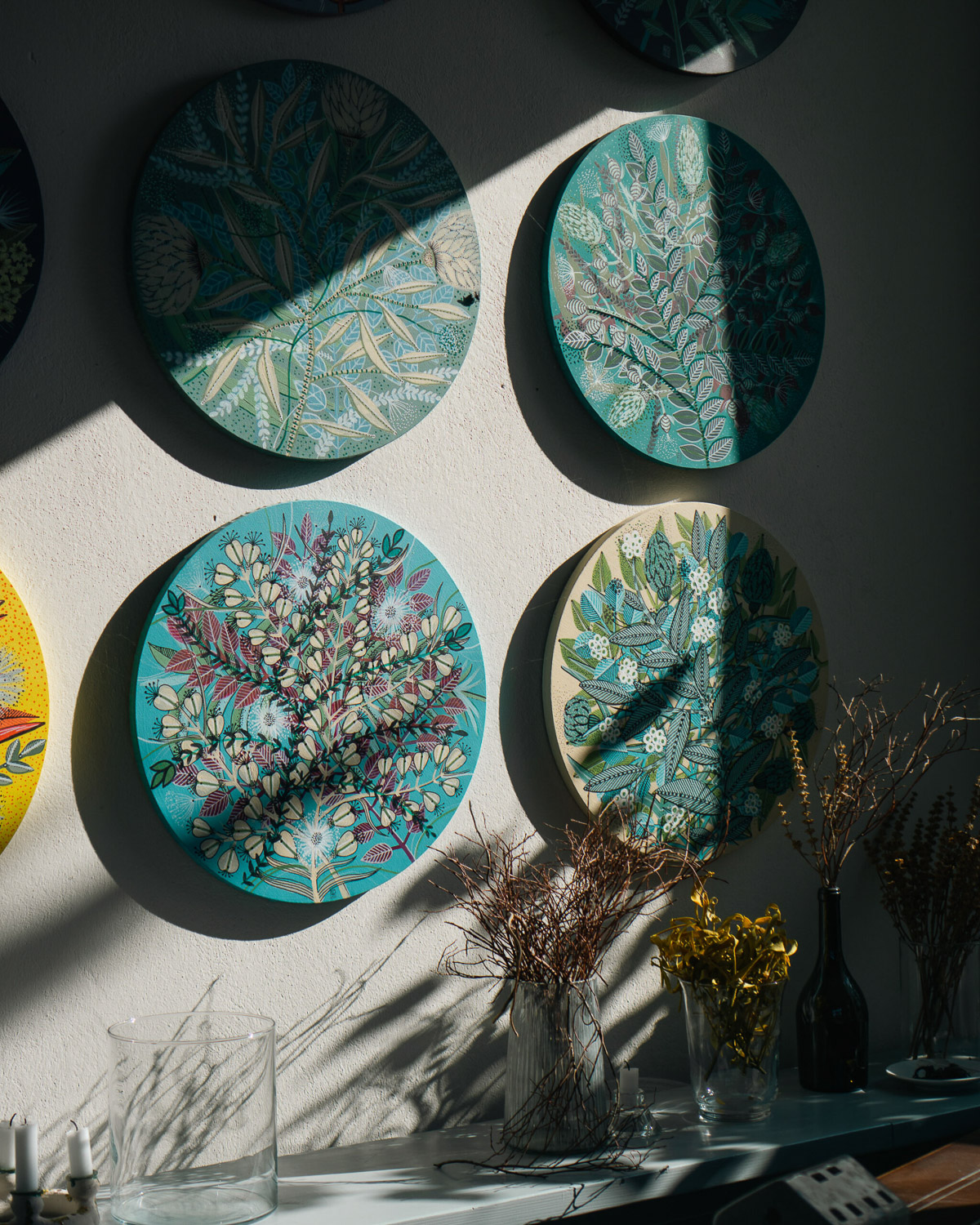 Decorative ceramic plates at Cincșor Guesthouses