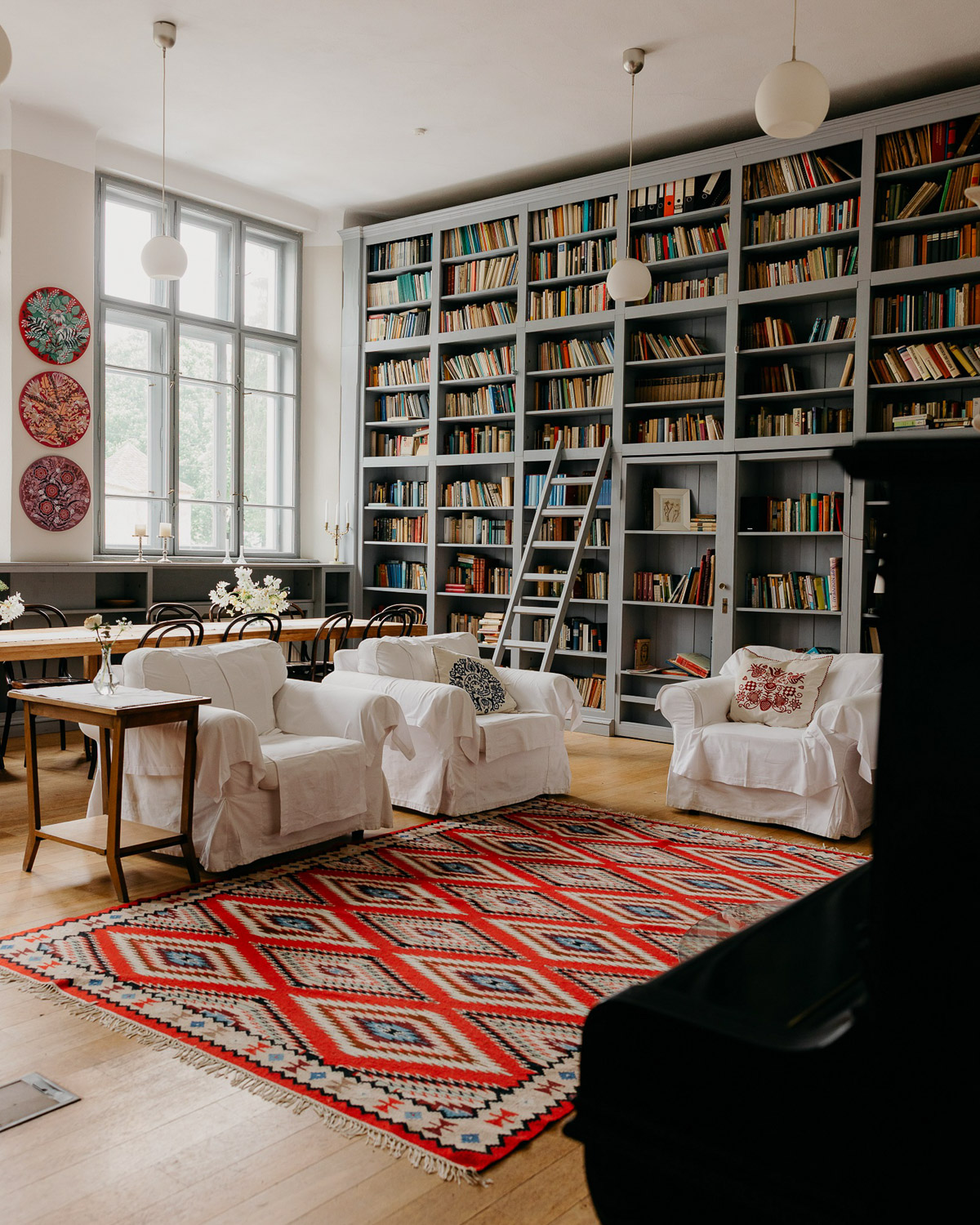 Library and lounge at Cincșor Guesthouses